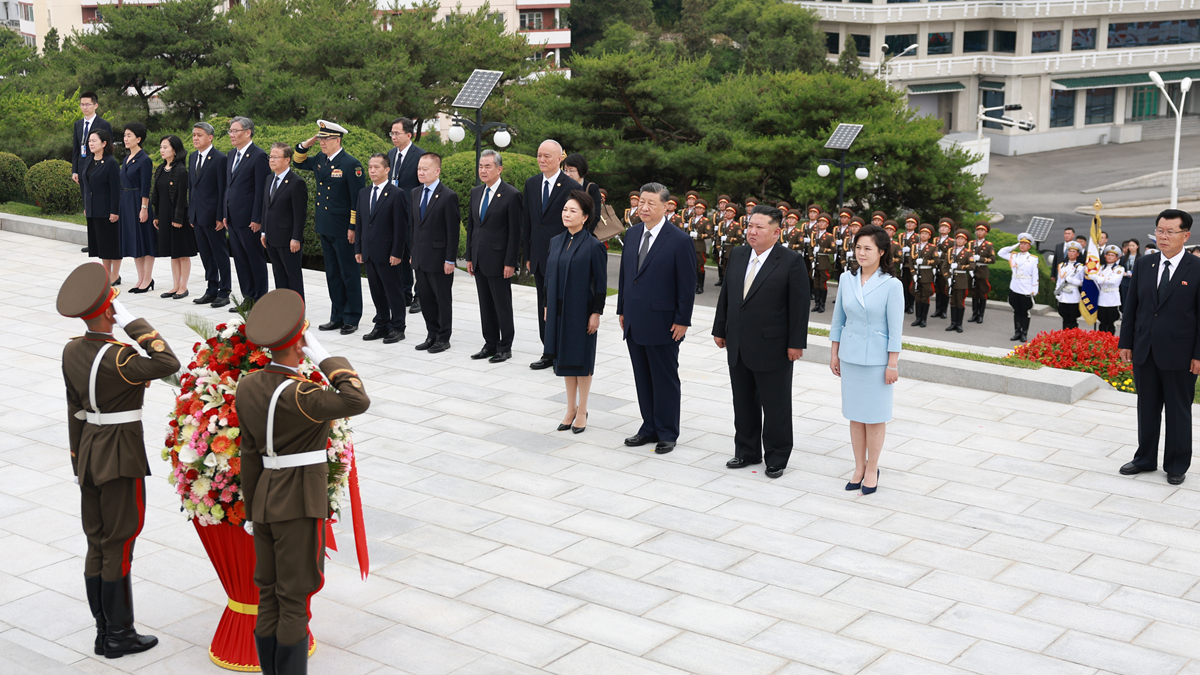 习近平和彭丽媛参谒中朝友谊塔